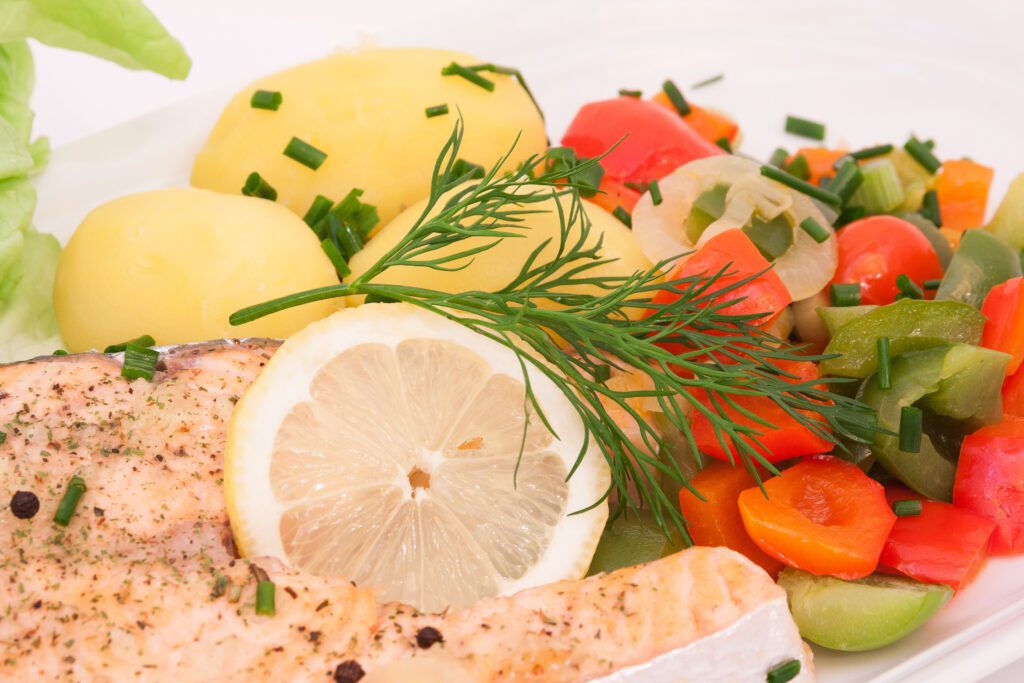 Pescado en colchón de verduras