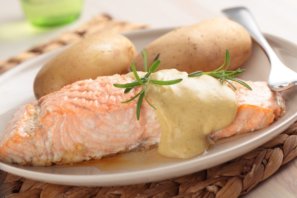 Salmón a la mostaza con papas