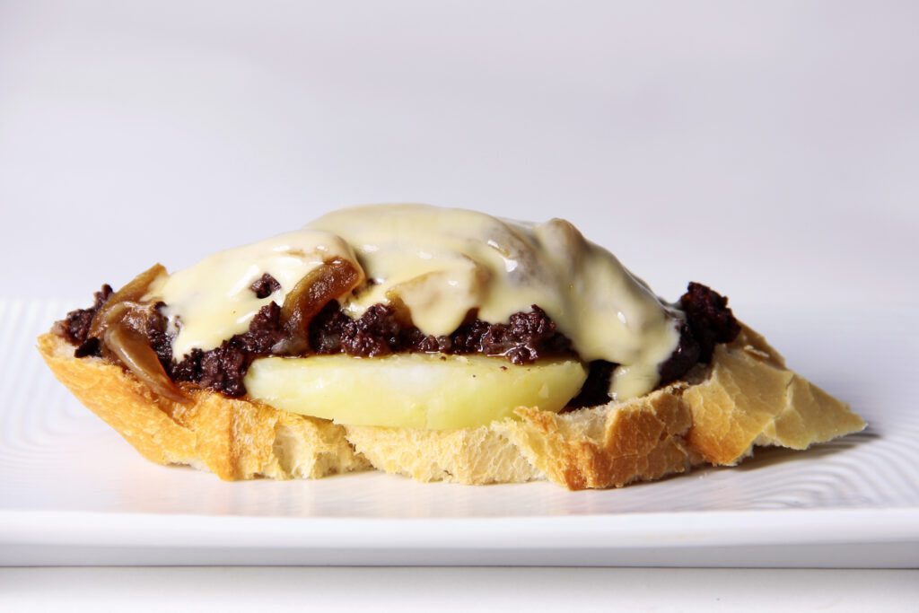 Tapas de morcilla y cebolla caramelizada