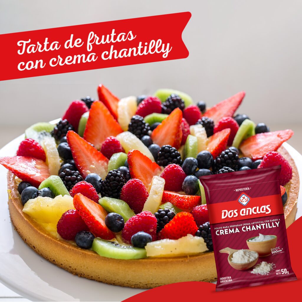 Tarta de frutas con crema chantilly
