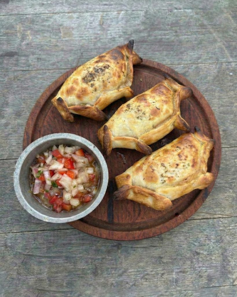 Empanadas de Carne con Salsa Criolla