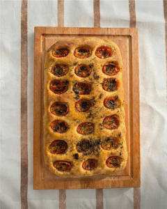 Focaccia con Tomates Cherry y Hierbas